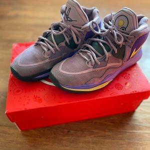 Nike Kyrie Infinity Amethyst Wave/Metallic Gold Men’s Size 8, Like New